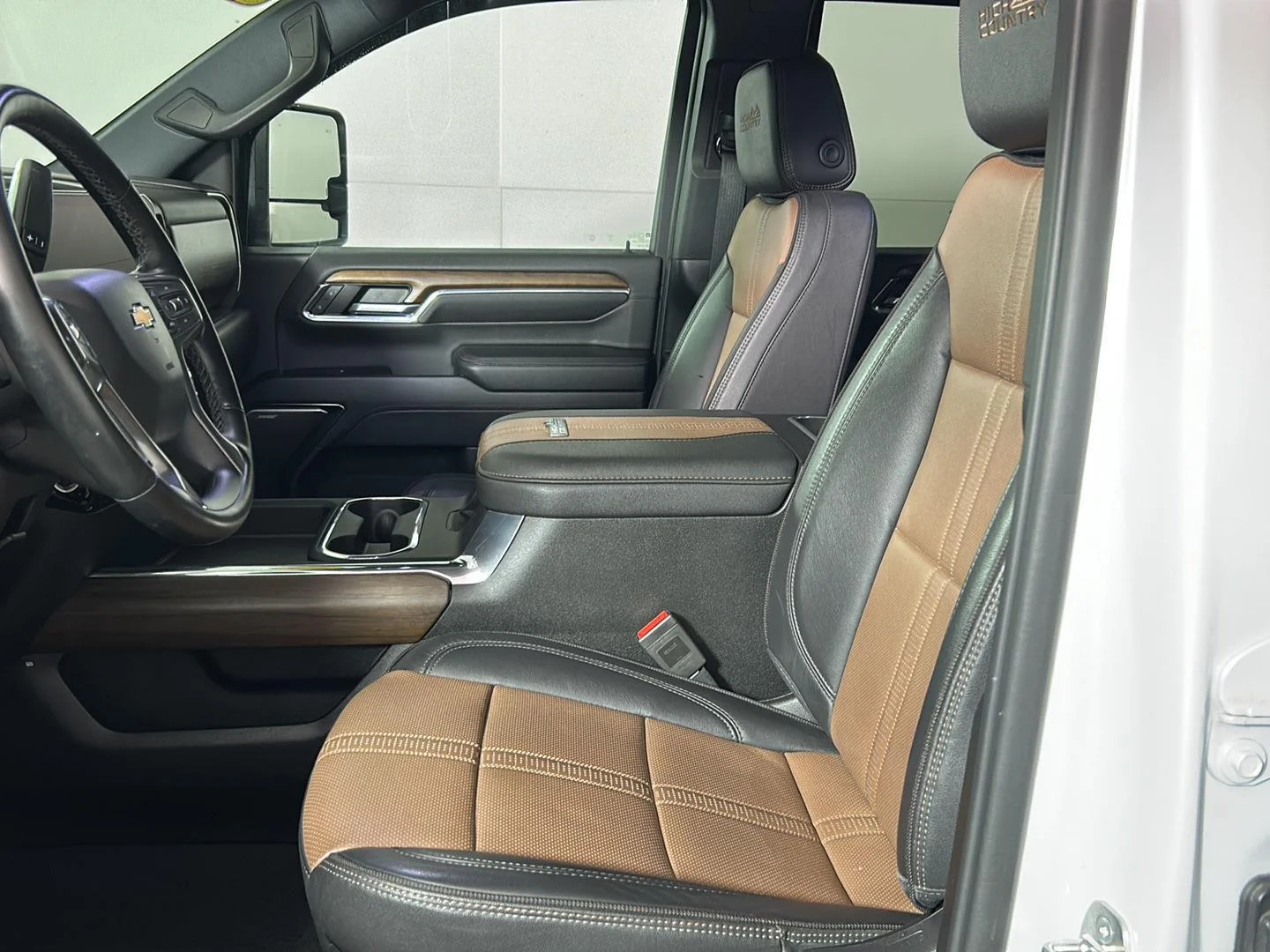 Used 2024 Iridescent Pearl Tricoat Chevrolet High Country image 13