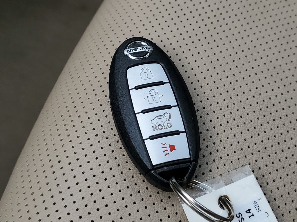 Used 2014 Moonlight White Nissan SL image 30
