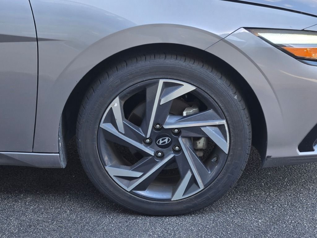 Used 2025 Fluid Metal Hyundai Limited image 4