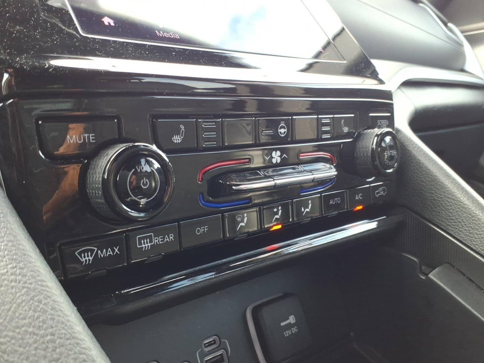 Used 2025 Diamond Black Crystal Pearlcoat Jeep Altitude image 23