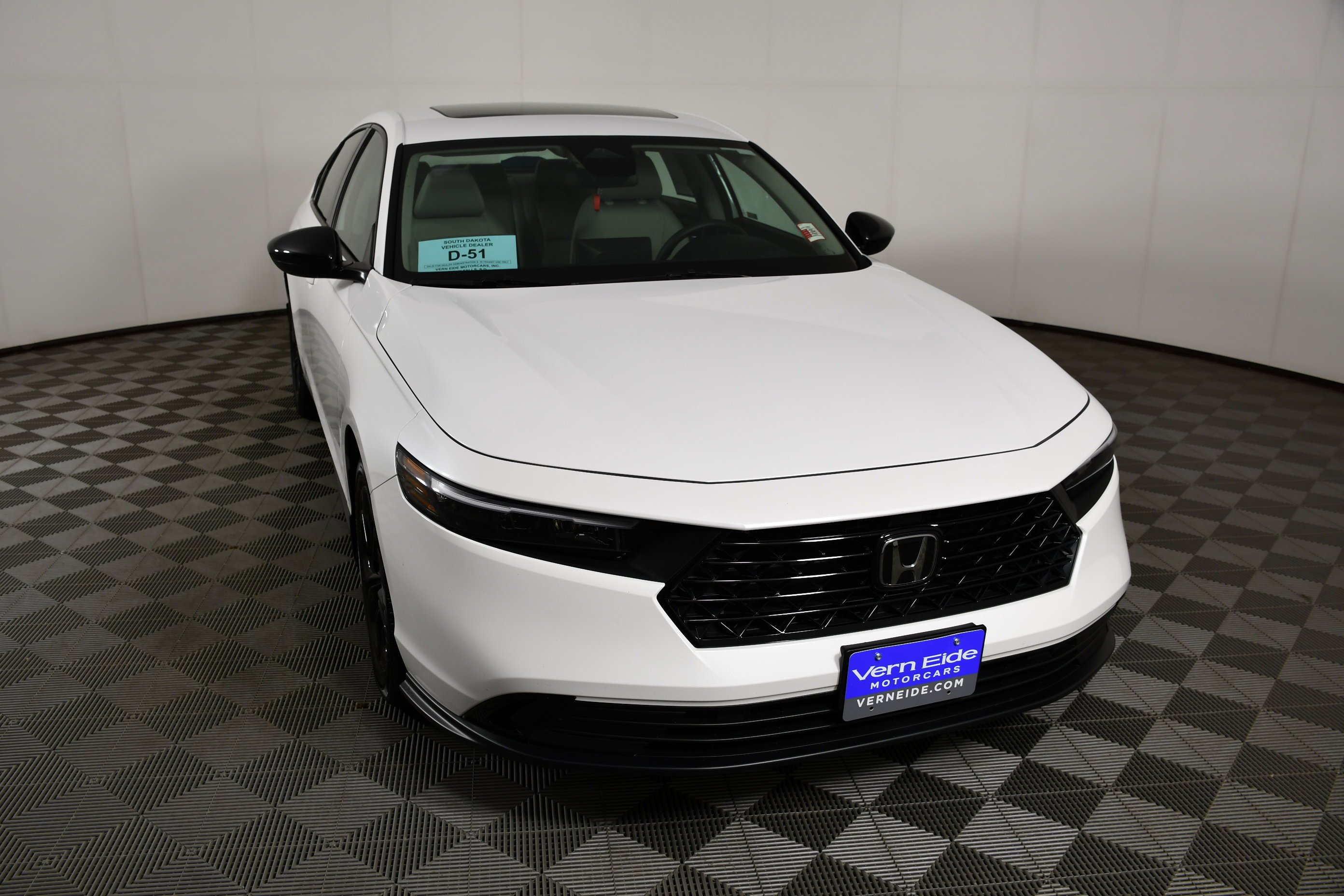 Certified Used 2025 Platinum White Pearl Honda 1.5T SE image 3