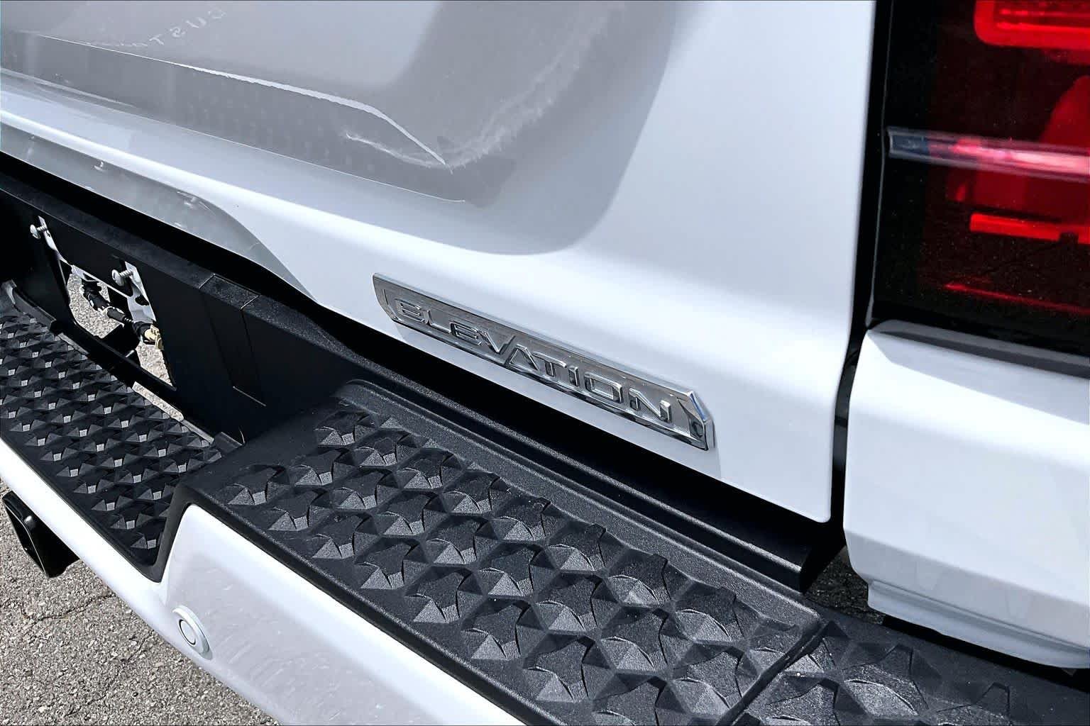 Used 2025 Summit White GMC 2WD Elevation image 10