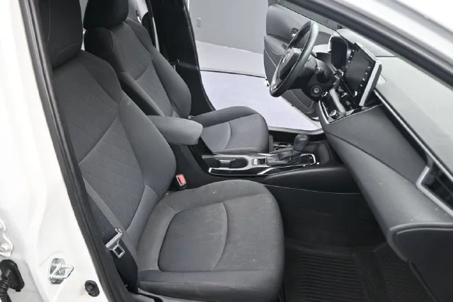 Used 2021 White Toyota LE image 14
