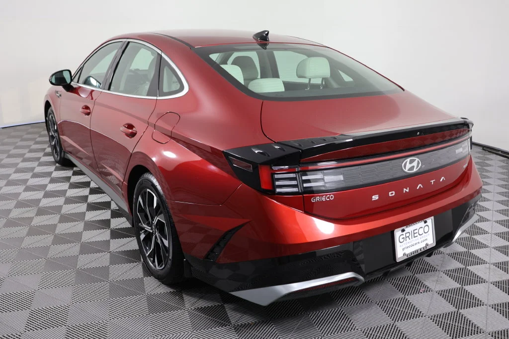 Used 2025 Red Hyundai SEL image 6