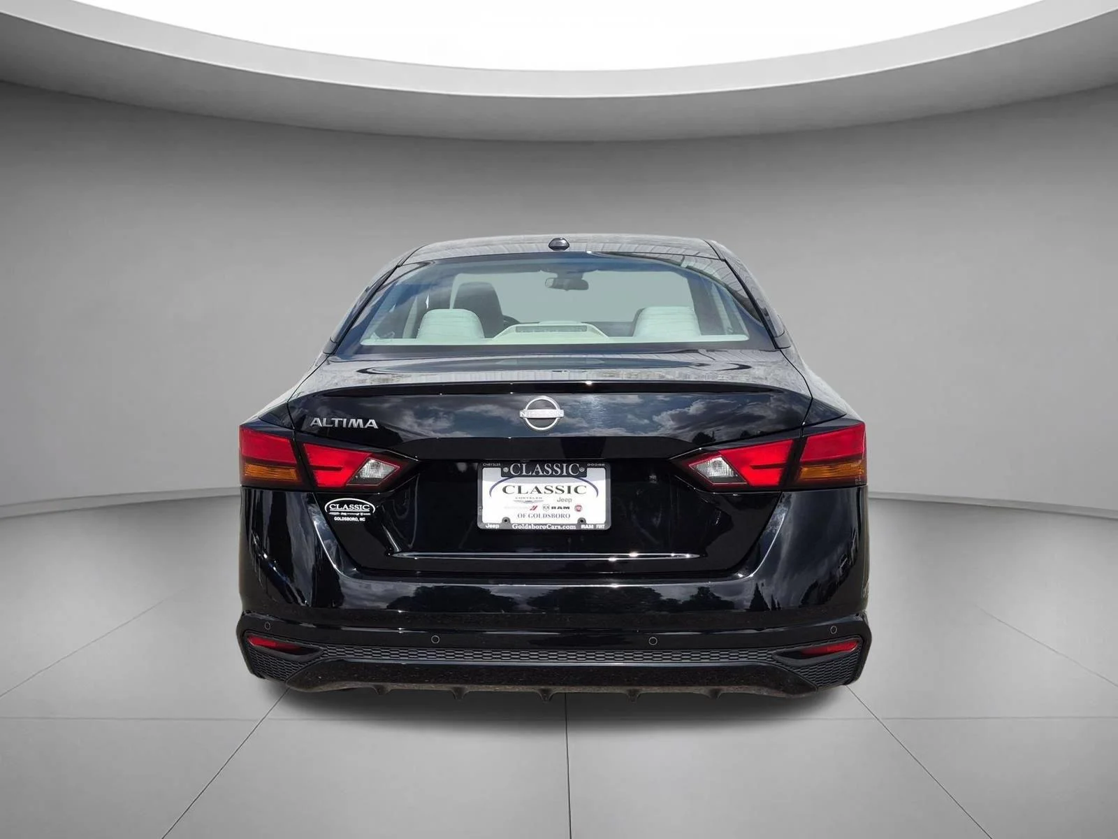 Used 2025 Super Black Nissan SV image 4