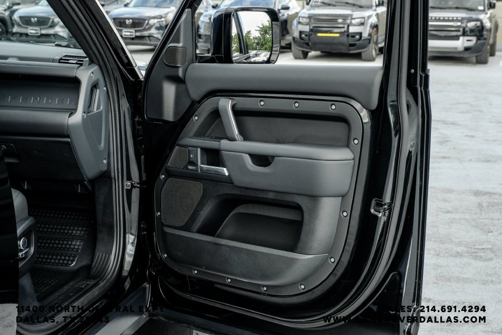 Used 2025 Black Land Rover X-Dynamic SE image 52