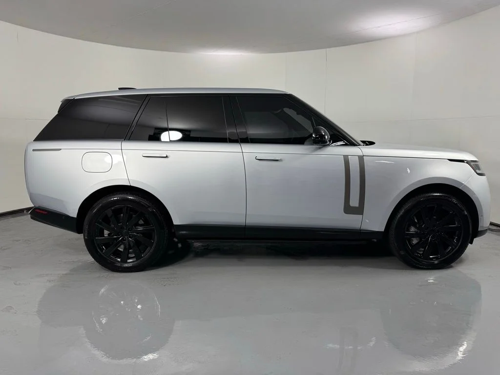 Used 2025 Hakuba Silver Metallic Land Rover SE image 5