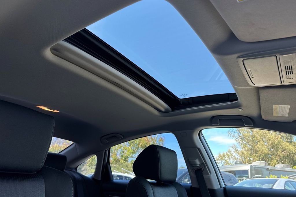 Used 2018 Platinum White Pearl Honda EX image 18
