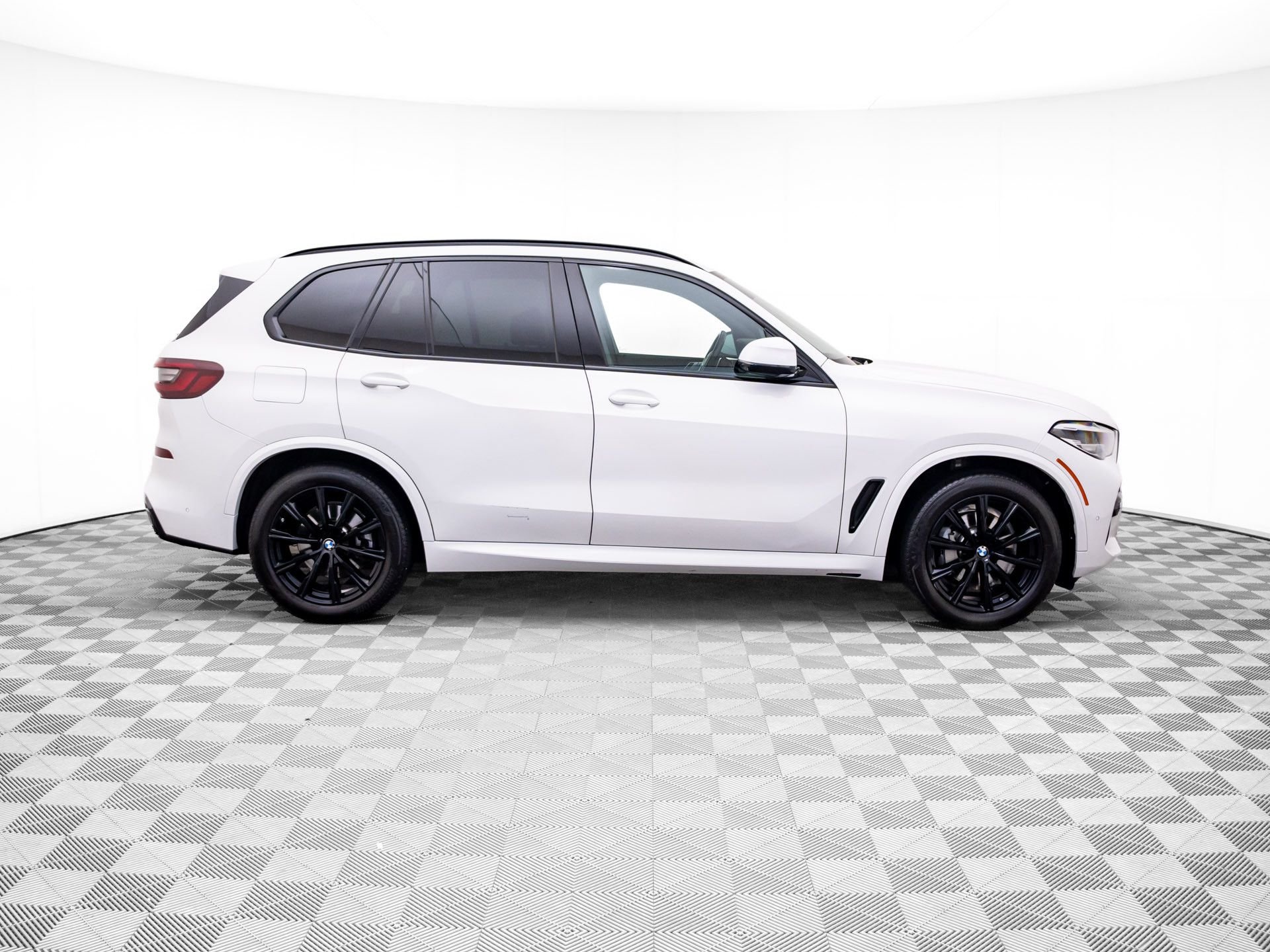 Used 2022 White BMW xDrive40i image 6