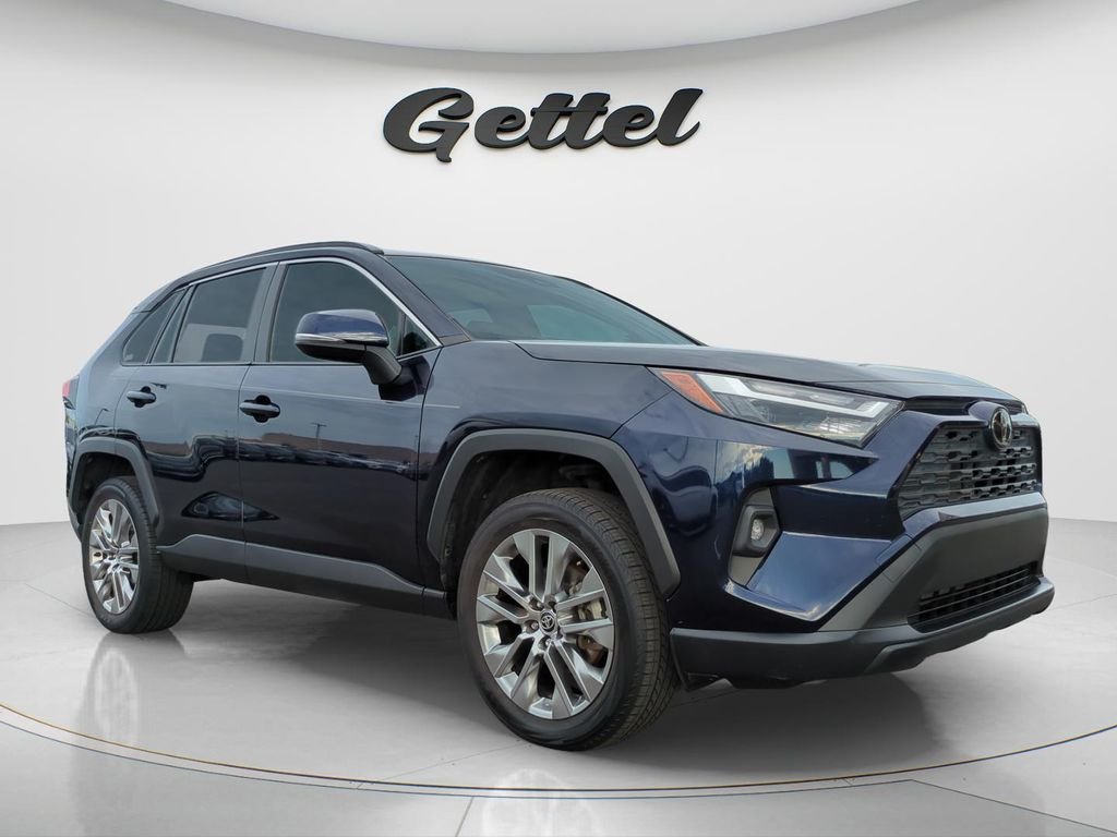 Used 2022  Toyota XLE Premium image 3