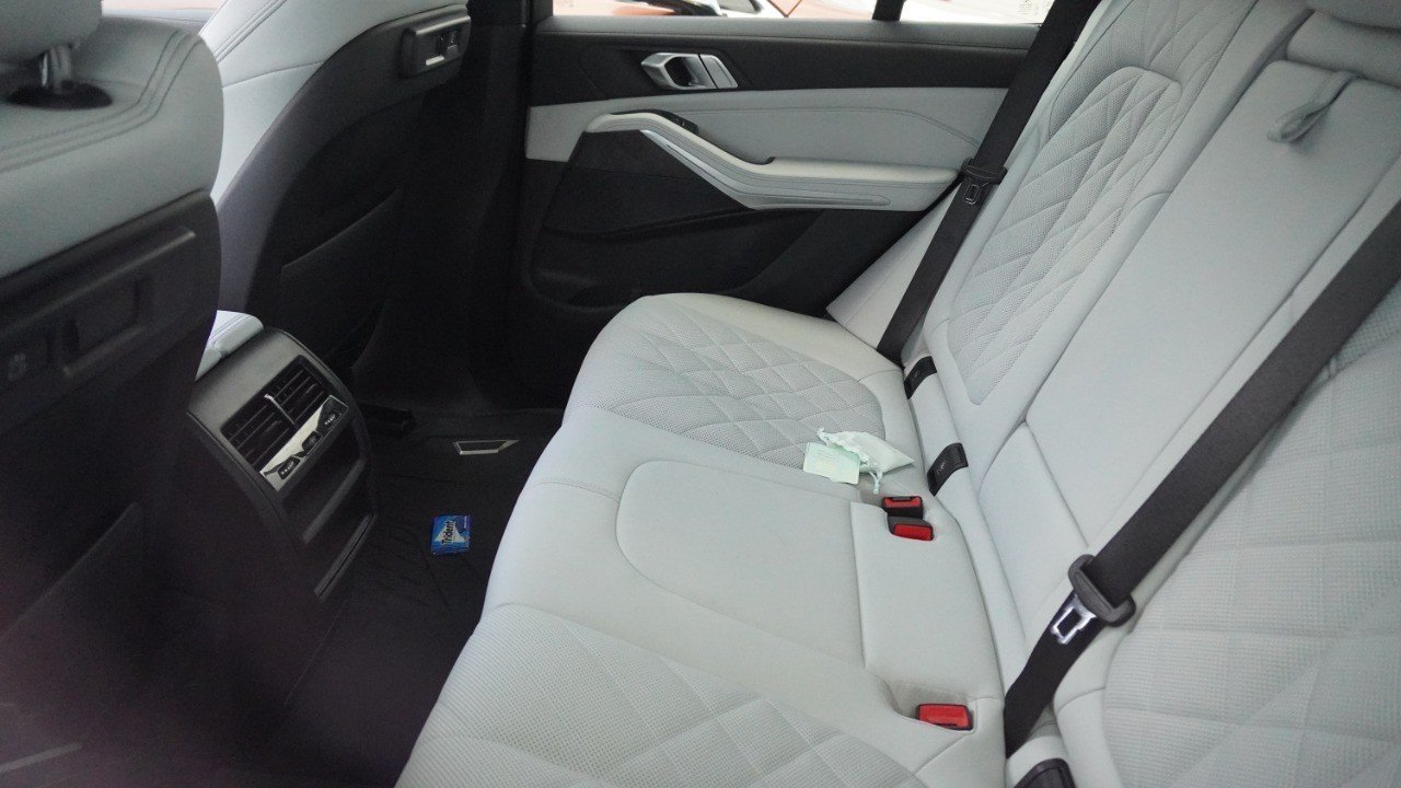 Used 2023 Black BMW xDrive40i image 10