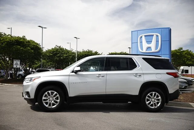 Used 2020 Silver Ice Metallic Chevrolet 3LT image 4