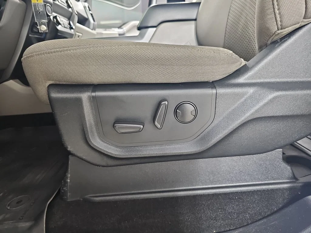 Used 2020 Silver Ford XLT image 33
