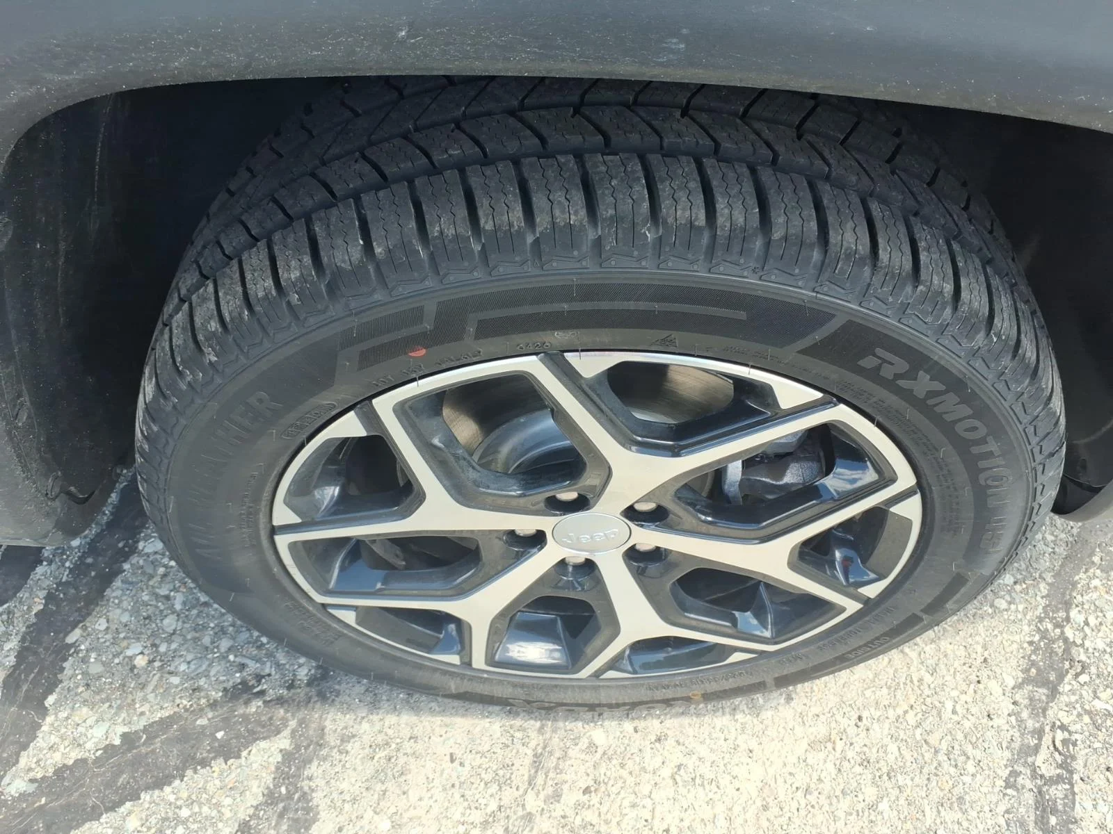 Used 2024 Gray Clearcoat Jeep Latitude image 11
