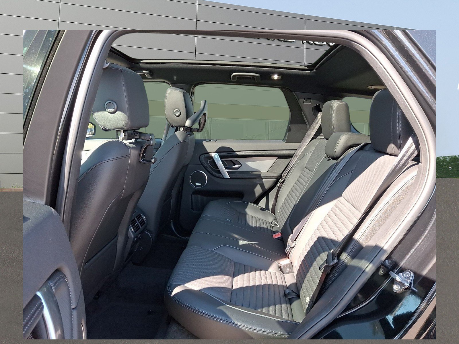 New 2026 Santorini Black Land Rover Landmark image 7