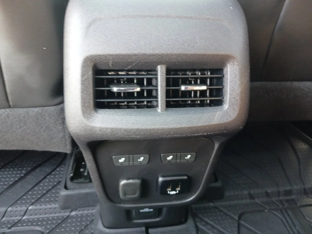Used 2018 IRIDESCENT PEARL TRICOAT Chevrolet Premier image 23