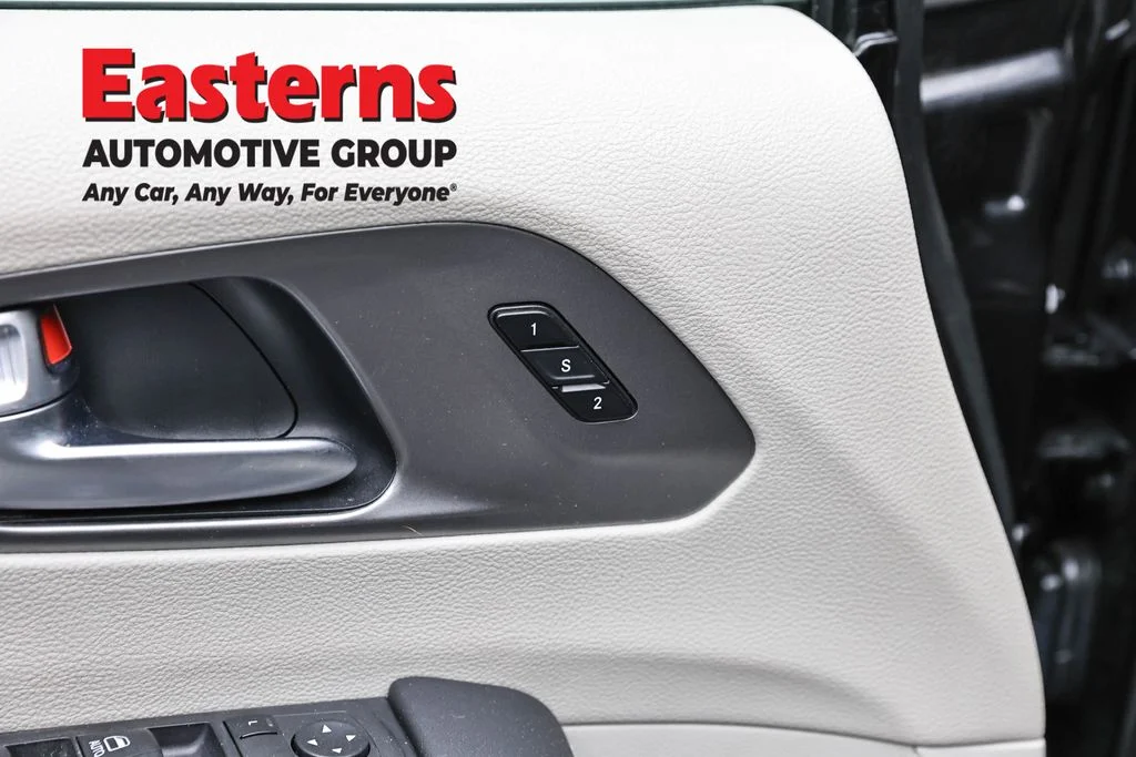 Used 2023 Black Chrysler Touring L image 21