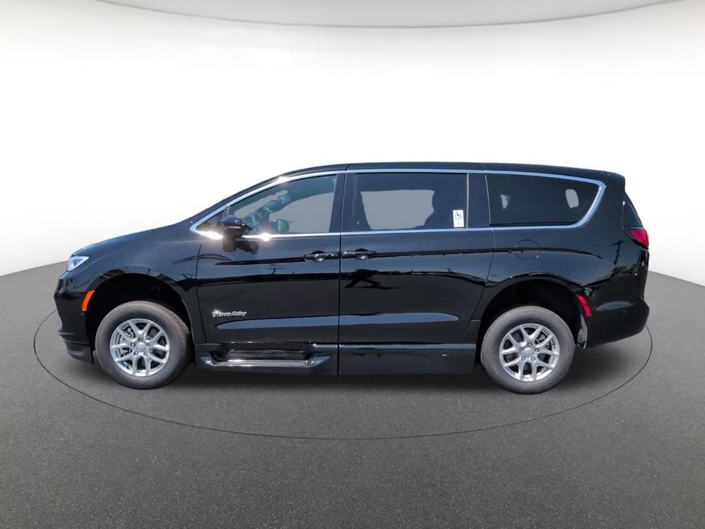 Used 2025 Black Chrysler Select image 13