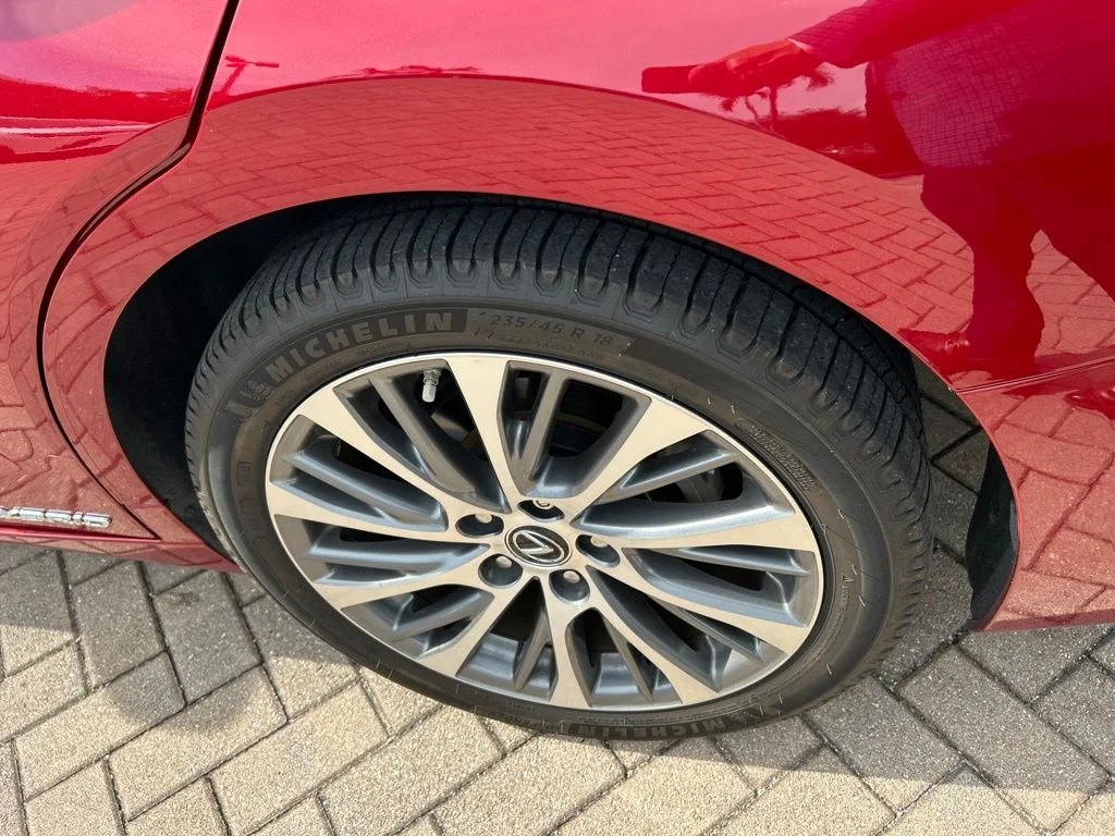 Used 2019 Red Lexus 300h image 11