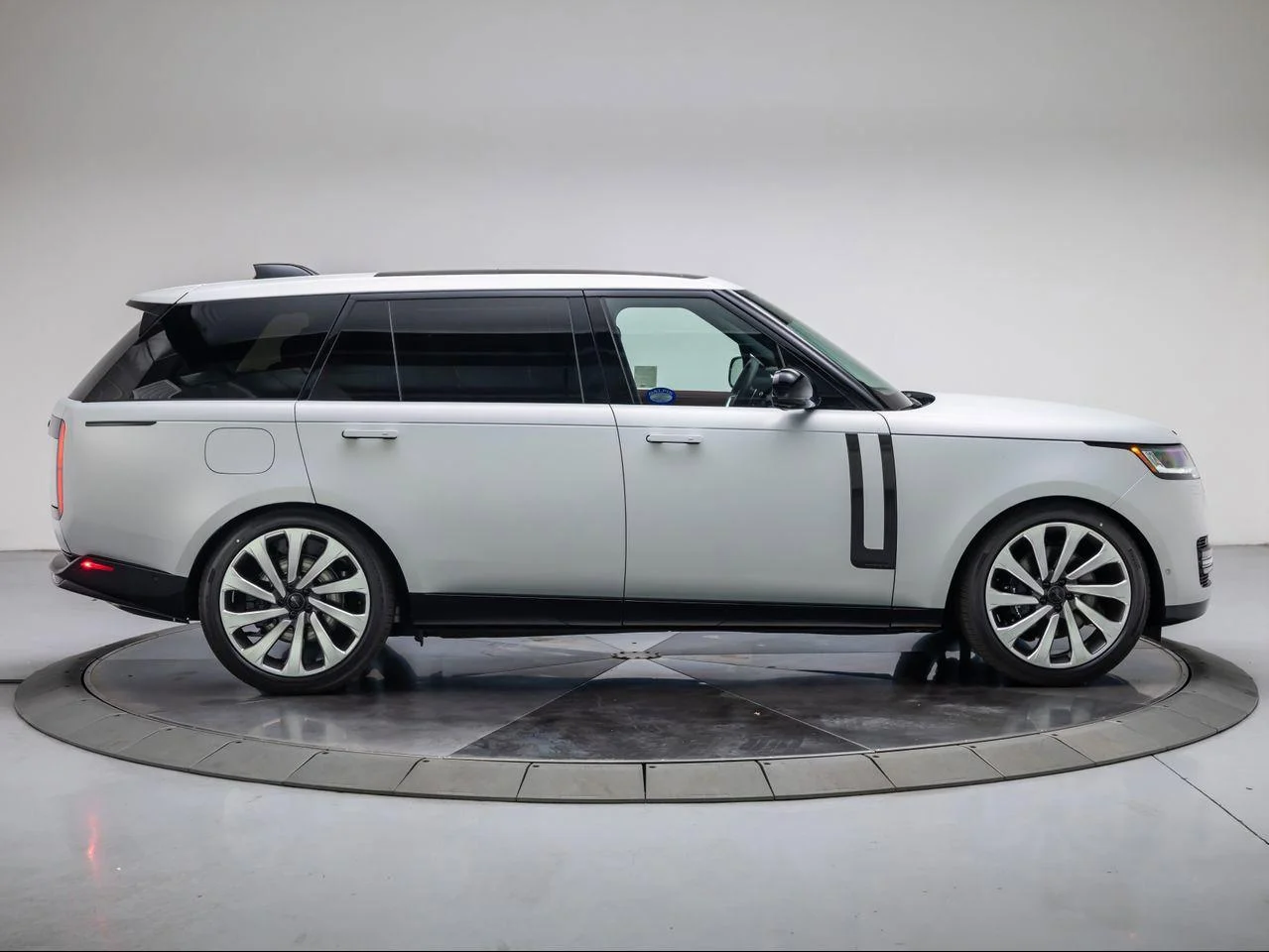 New 2026 Ethereal Frost Satin Land Rover Autobiography LWB image 6