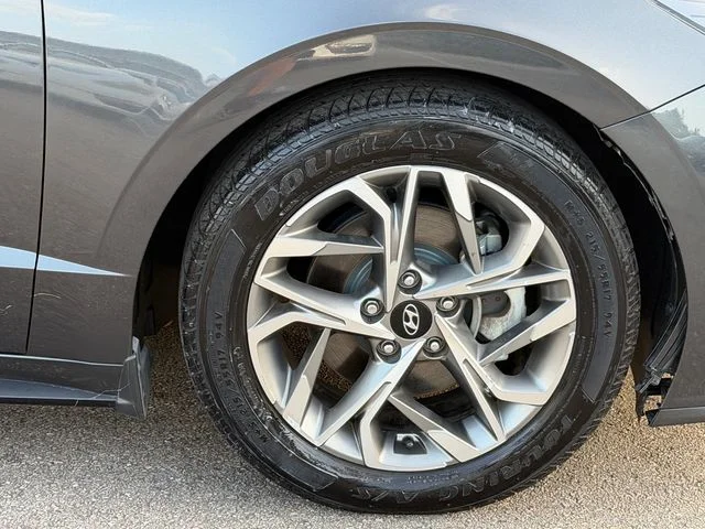 Used 2021 Gray Hyundai SEL image 9