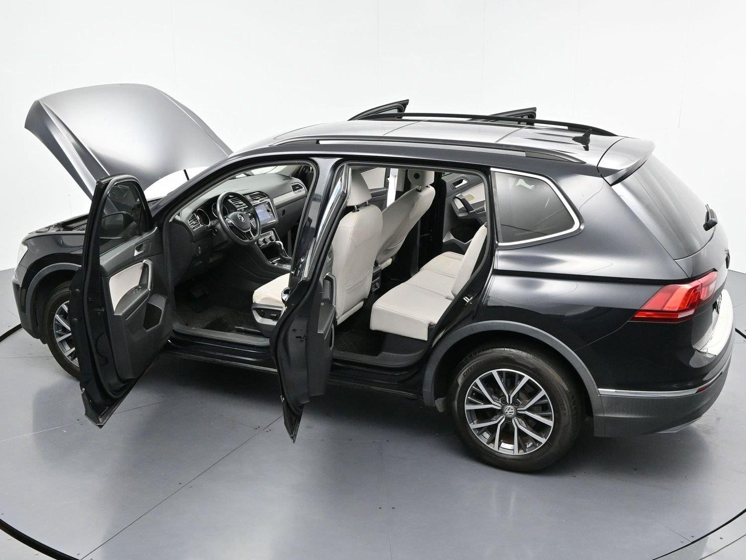 Used 2020 Deep Black Pearl Volkswagen SE image 41