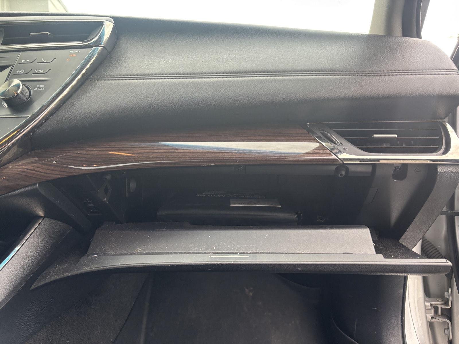 Used 2014  TOYOTA  image 25