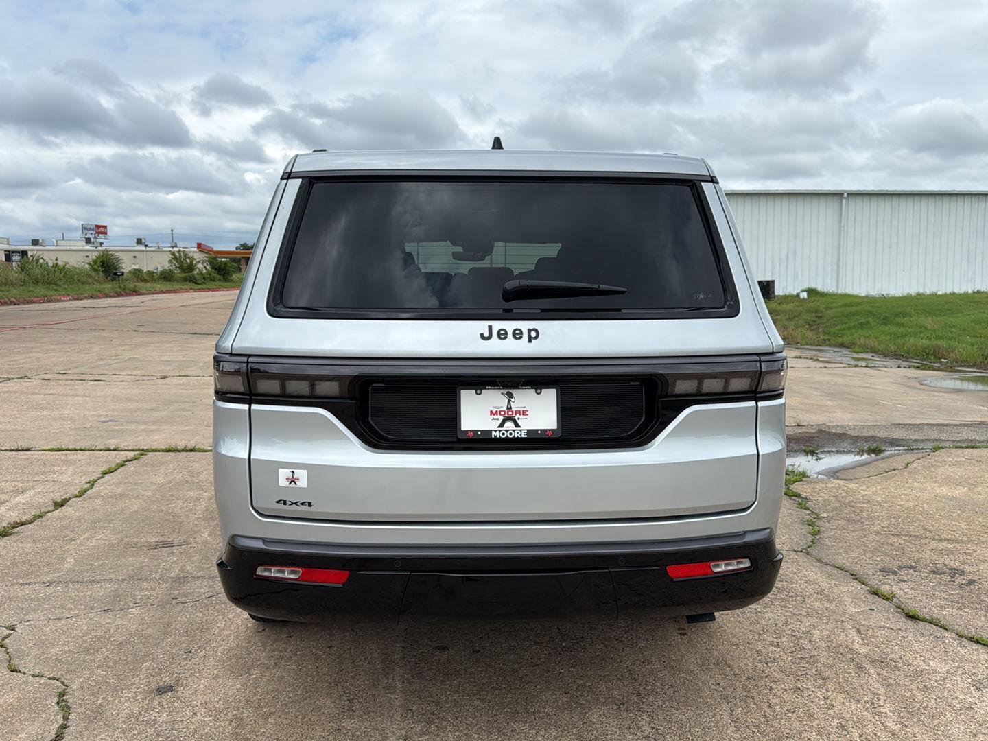 New 2026 Silver-Zynith Exterior Paint Jeep Limited Reserve image 6
