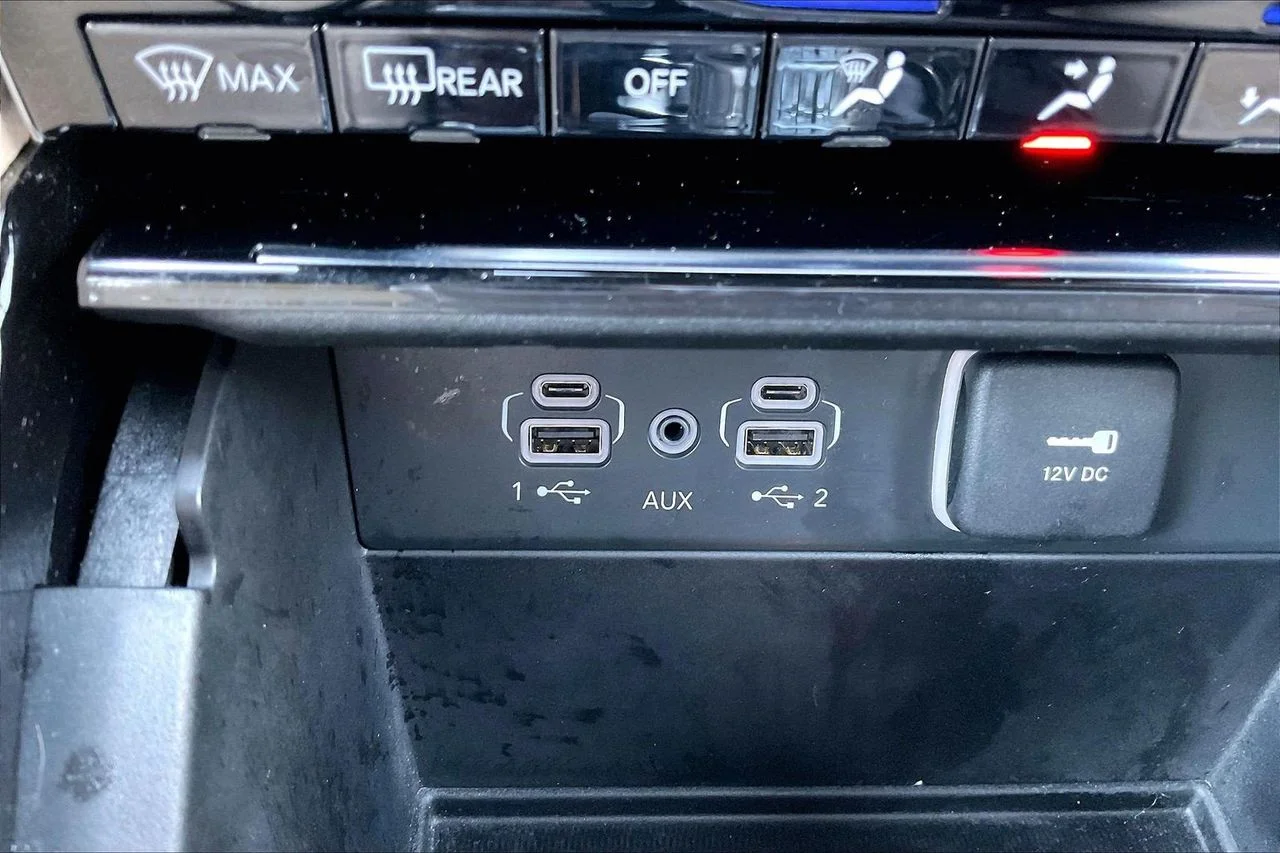 Certified Used 2023  Jeep Limited image 19
