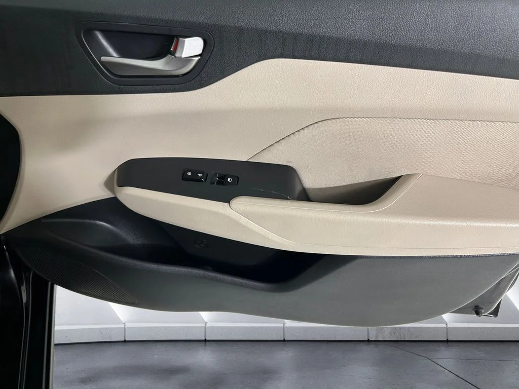 Used 2021 Black Hyundai SE image 15