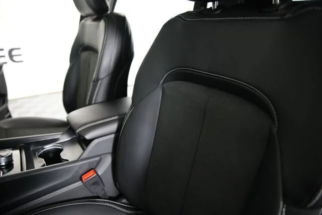 New 2026 Diamond Black Crystal Pearlcoat Jeep Altitude image 17