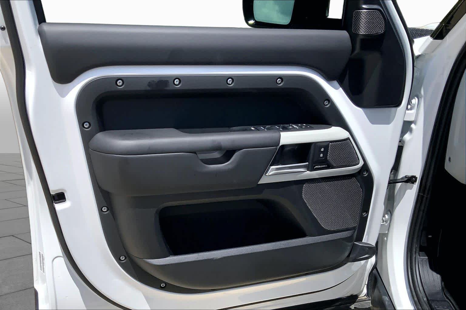 Used 2024 Fuji White Land Rover S image 21