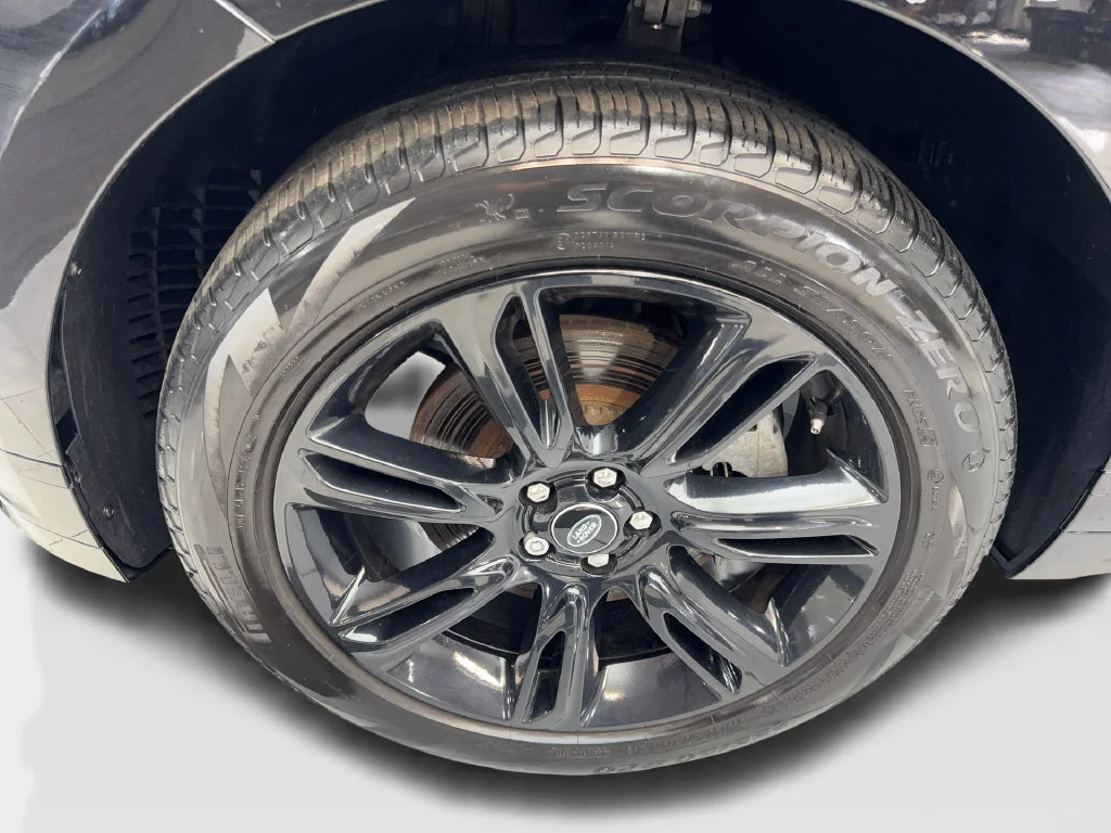 Used 2023 Black Land Rover R-Dynamic S image 79