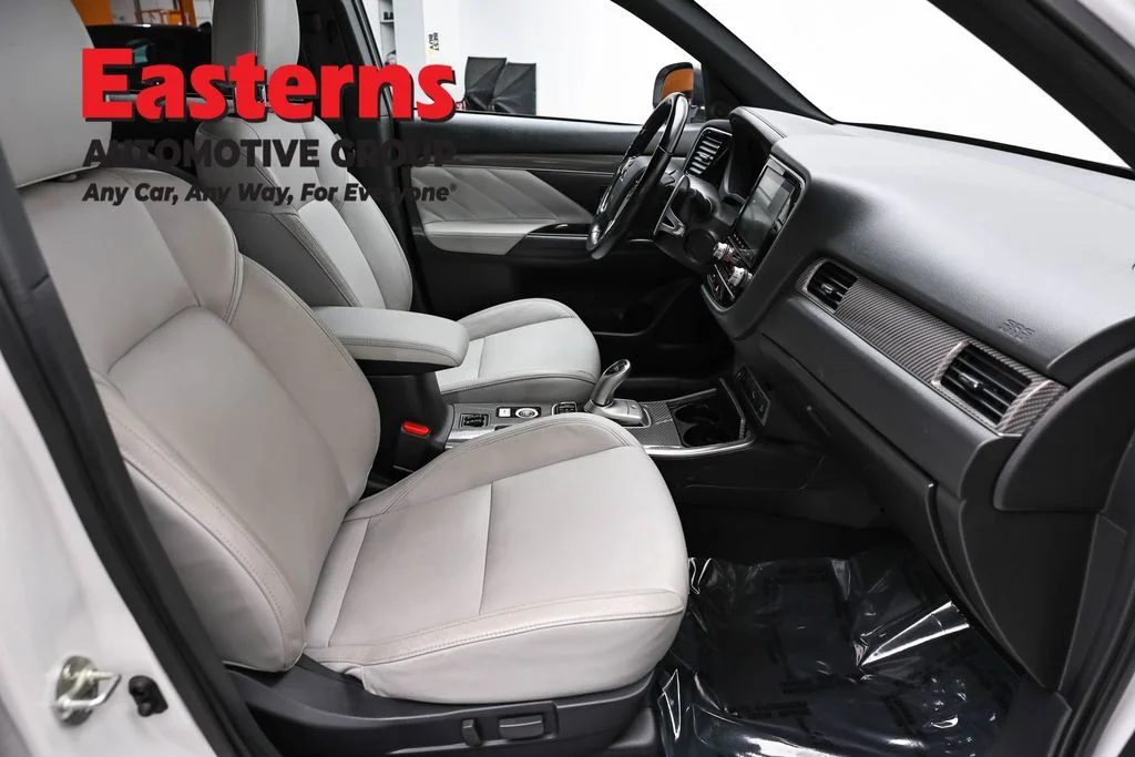 Used 2020 White Mitsubishi SEL image 23