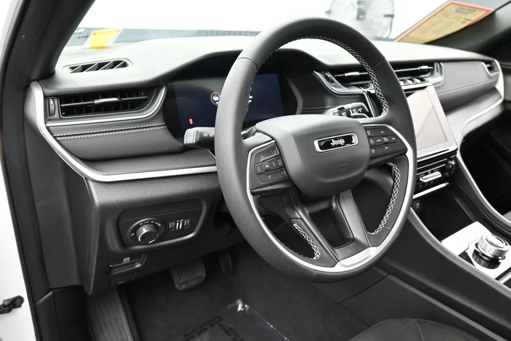 Used 2025 Bright White Clearcoat Jeep Laredo X image 15