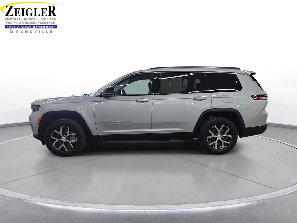 Used 2023 Silver Jeep Limited image 8