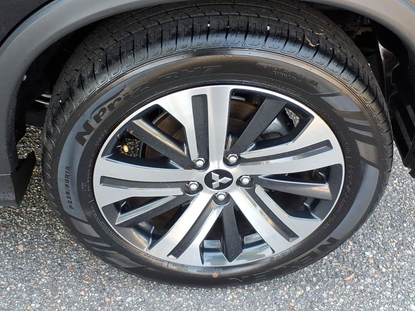Used 2025  MITSUBISHI  image 5