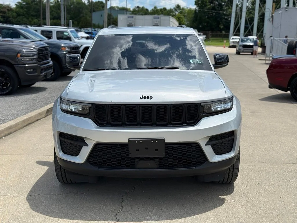 Used 2023 Silver Jeep Altitude X image 3
