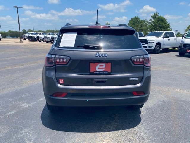 Used 2022 Granite Crystal Clearcoat Metallic Jeep Latitude image 7