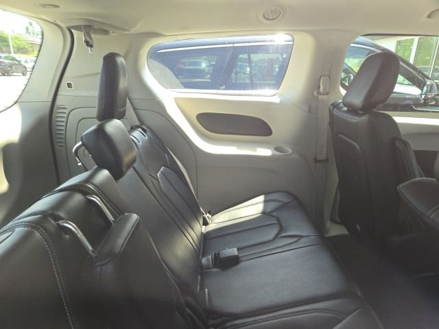 Certified Used 2024 Diamond Black Chrysler Select image 6