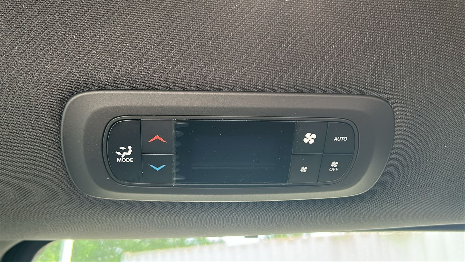 New 2027 Diamond Black Crystal Pearl-Coat Exterior Paint Chrysler Select image 16