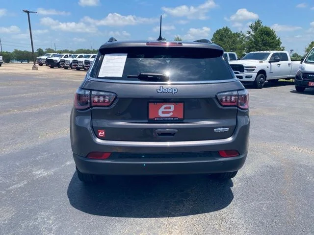 Used 2022 Granite Crystal Clearcoat Metallic Jeep Latitude image 7
