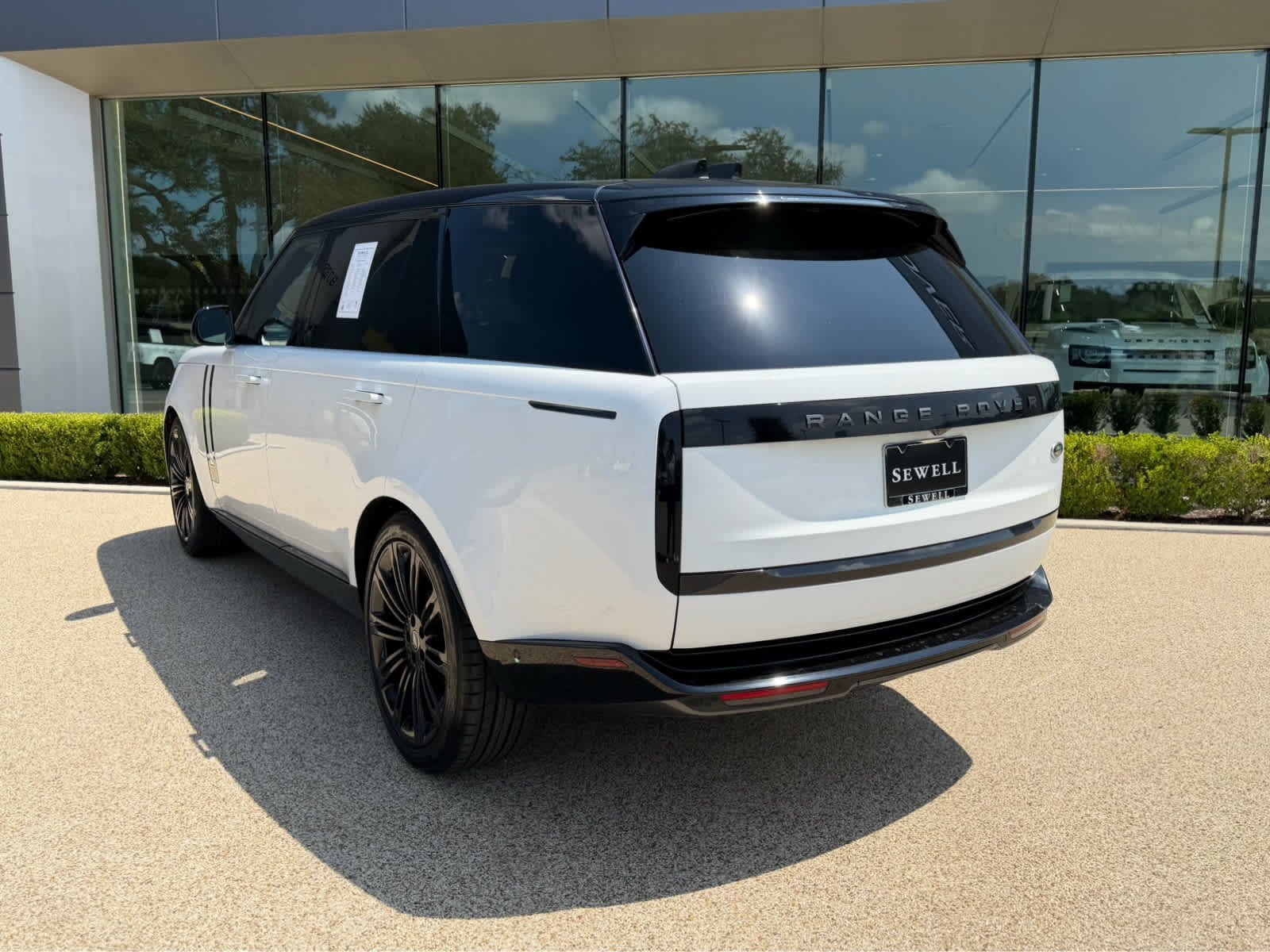 Used 2023 Fuji White Land Rover SE image 7