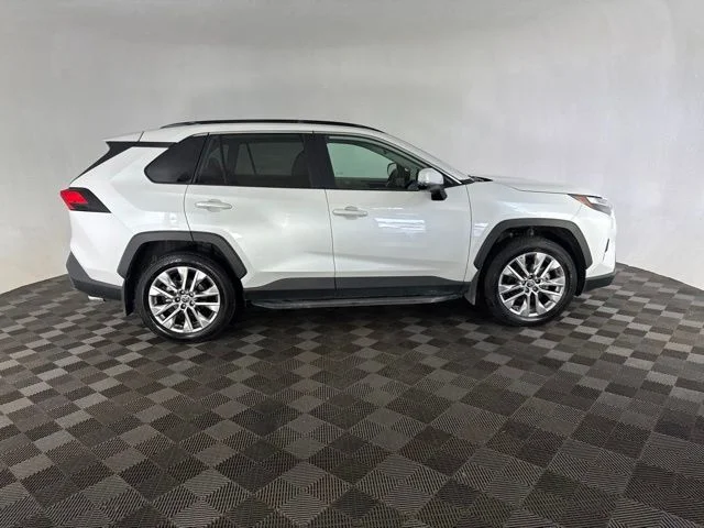 Used 2025 Beige Toyota XLE Premium image 5