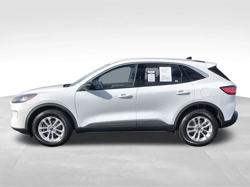 Used 2022 White Ford SE image 6