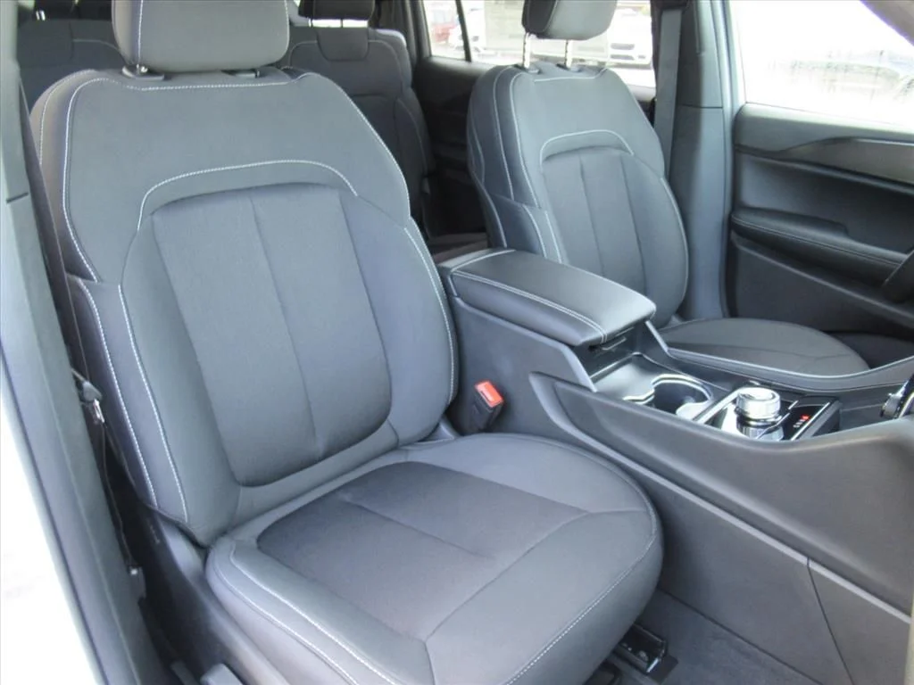 New 2026 Bright White Clear-Coat Exterior Paint Jeep Laredo X image 9
