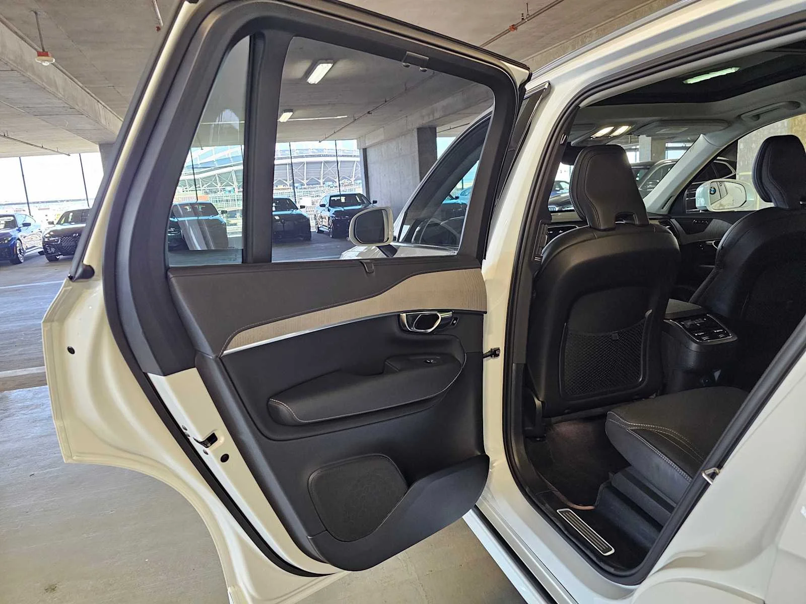 Used 2025 Crystal White Metallic Volvo Ultra image 24