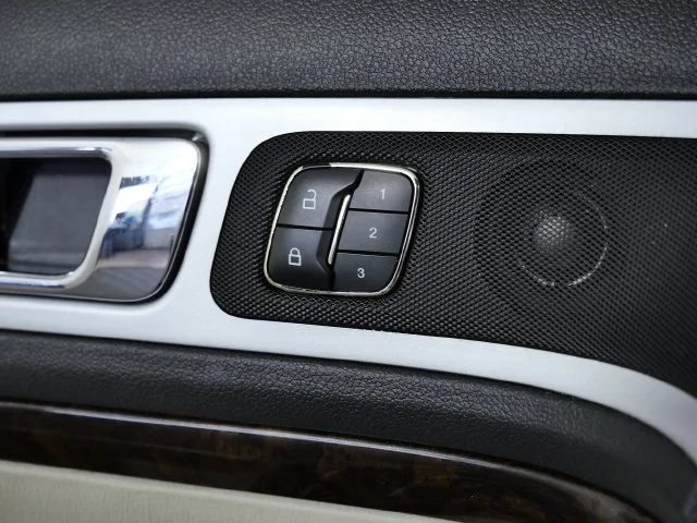 Used 2011 White Ford Limited image 29