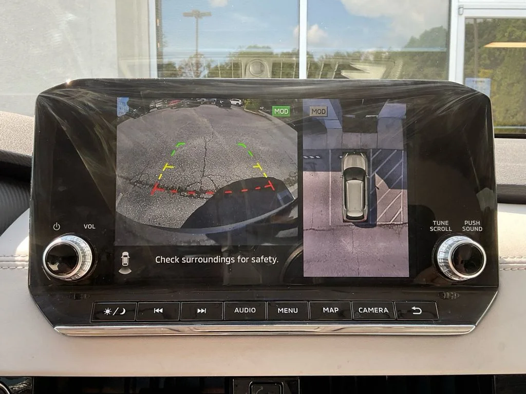 Used 2022 Silver Mitsubishi SEL image 21