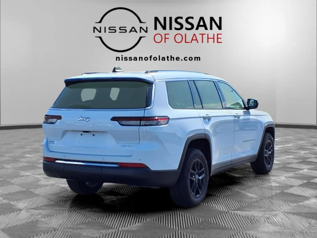 Used 2023 White/off-white Jeep Laredo image 29